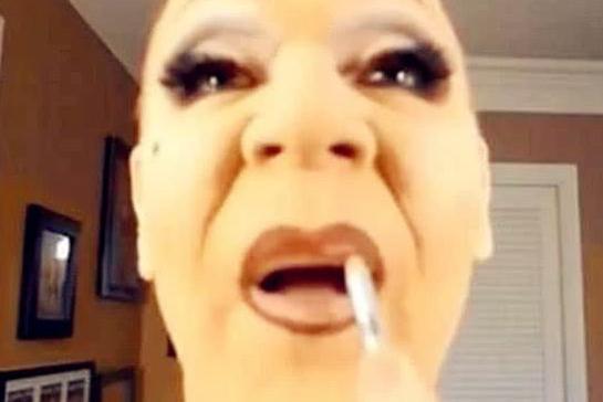 满脸胡子的老头，摇身一变成“贵妇”，妆后依旧“惊艳四座”