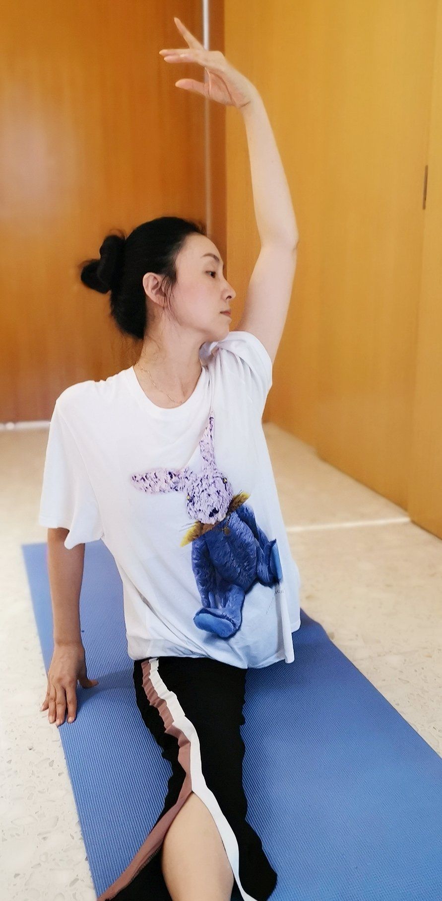  「徐峥」小陶虹晒徐峥视角, 母女俩搂肩背影超有爱, 12岁女儿身高赶超妈妈