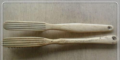 \＂i4\＂: \＂http://p0.qhimgs4.com/t01a3b621cb254e78be.jpg?size=640x391\＂2个旧牙刷绑在一起，厉害又实用，以前一直不知道，快去试一试
