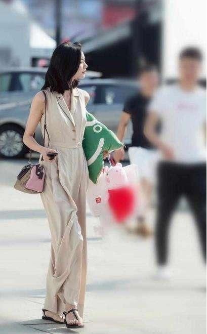 街拍: 小姐姐们势不可挡的着装, 高跟鞋走起路来妖娆多姿