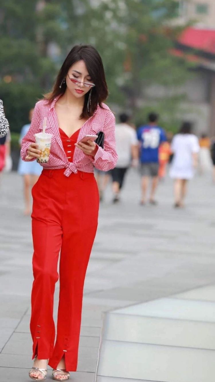 性感街拍丨美女这身大红色连体衣不要太扎眼,几十米开外就看见!