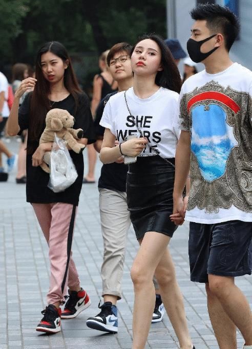 『小姐姐』街拍:小哥哥是惹女朋友不高兴了吗?