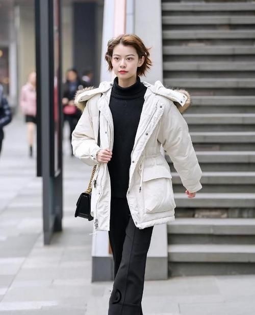  「底裤」街拍：小姐姐灰色的线衣搭配打底裤靴子，将身材完美地呈现出来