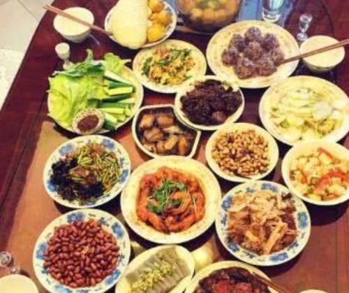  丰盛■心理测试：第一眼哪桌年夜饭更丰盛？测出你近期会有啥好事！