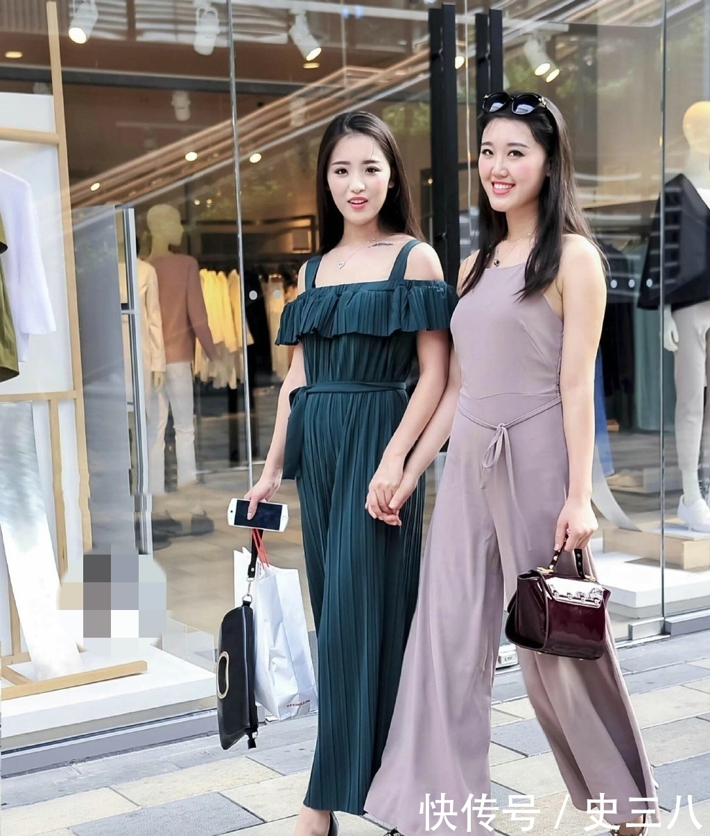 漂亮@两位漂亮的美女,站立街头宛如一对姐妹花,性感优雅