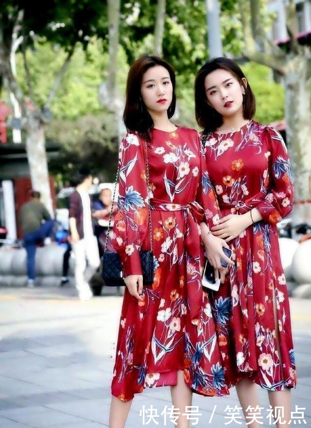 『连衣裙』街拍:粉色吊带连衣裙搭配高跟凉鞋,挺拔了小姐姐曼妙的身姿
