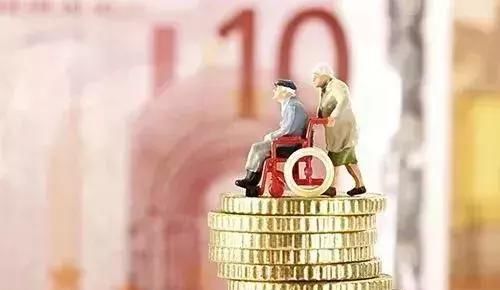 缴满15年社保后, 能拿到多少养老金? 算完就笑哭了......