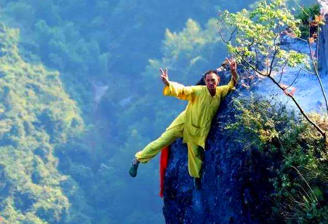 男子每天替人烧“龙头香”，往返于10厘米宽悬崖上，月入10万