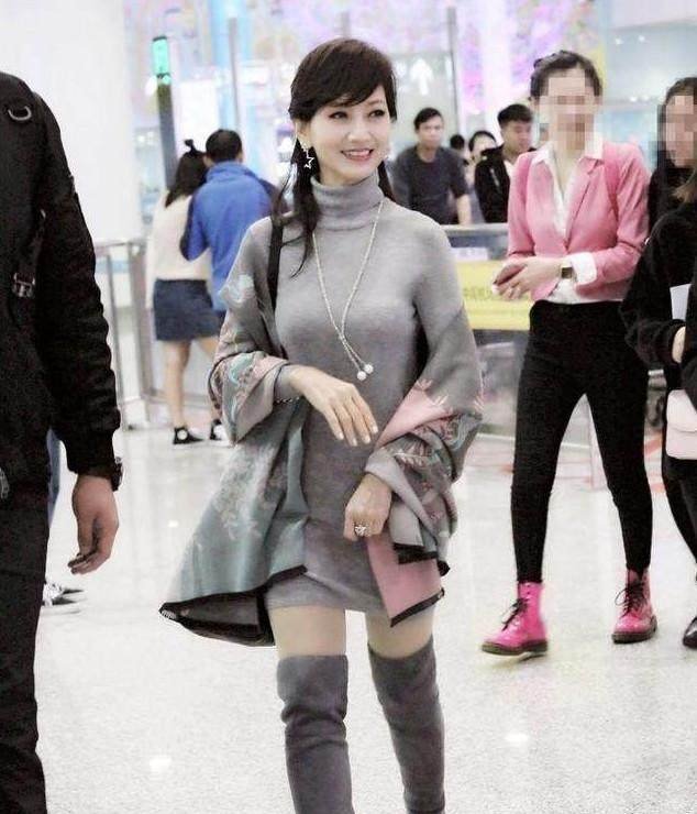 赵雅芝胆真大! 穿长靴直接露半截大腿, 网友: 奶奶也不怕冻出病!