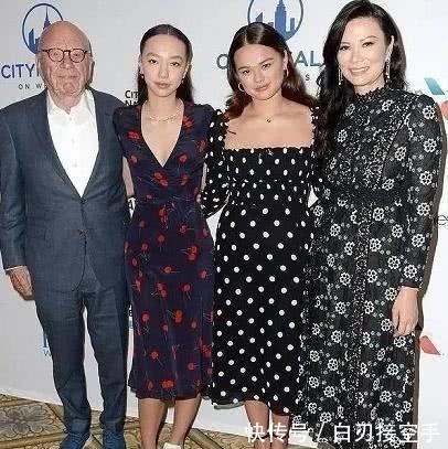 『女人味』有大场面就有邓文迪,穿印花连衣裙时髦成熟,举手投足都是女人味