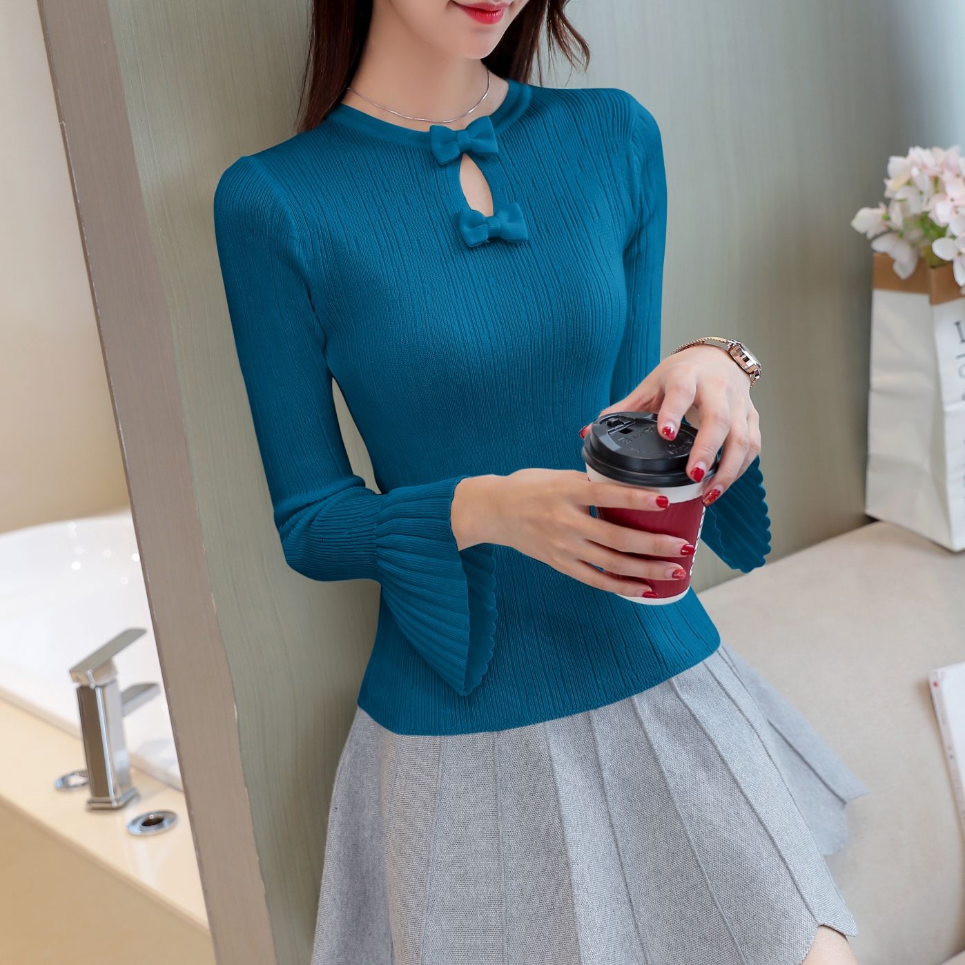 入秋了，女神们别穿吊带了，瞧瞧这样穿，比吊带还要迷人