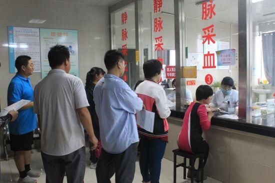 国家再出手,18年基层村干部的工资要提高了,竟