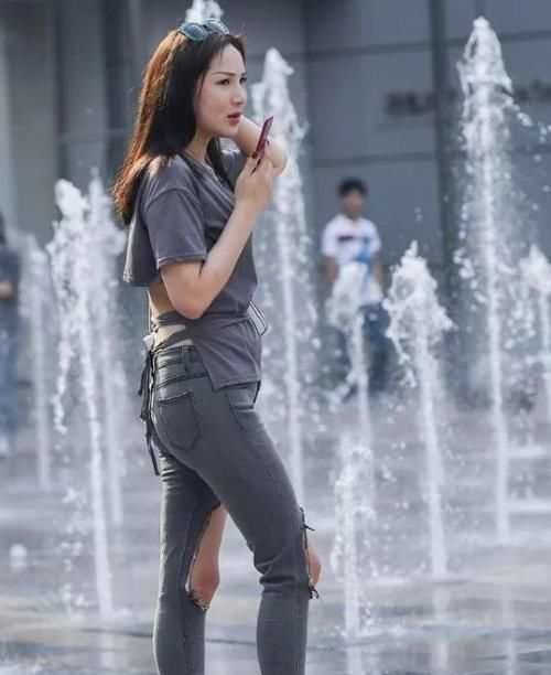  「气质」养眼女神街拍：丹唇外朗的小姐姐，一件碎花上衣配牛仔裤，时尚达人气质