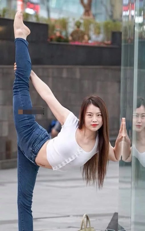 气质小姐姐穿紧身牛仔裤秀出好身材,这几个动作有点难度