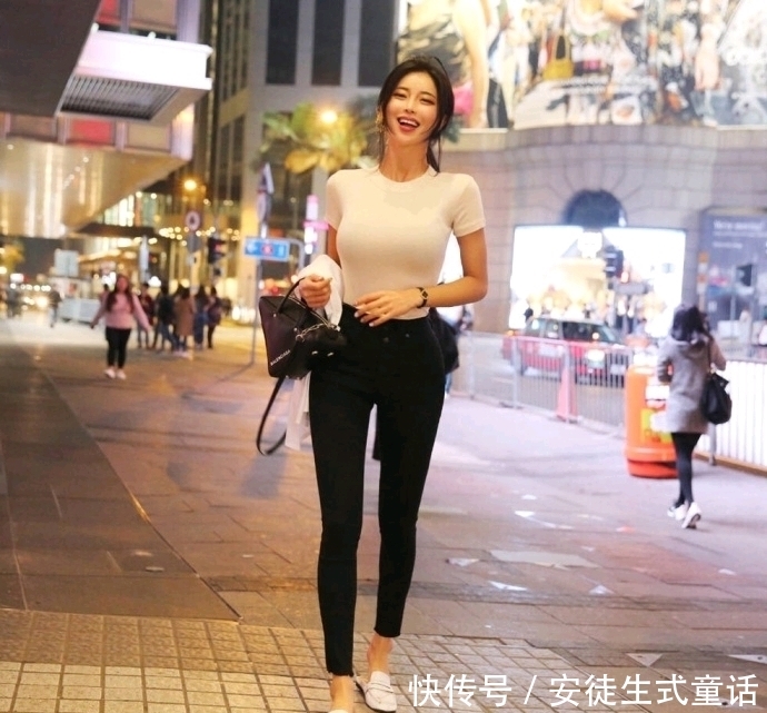 『惹火』街拍性感惹火曲线美女写真