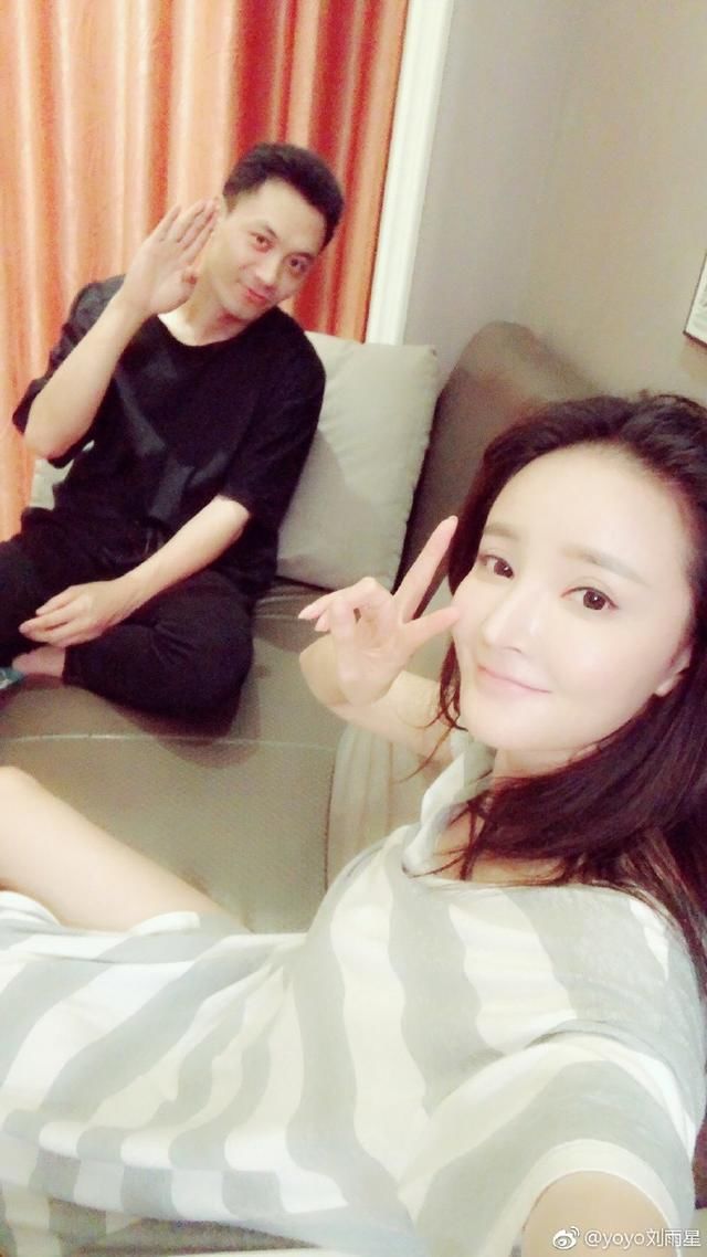 刘雨欣自杀风波后首秀照片被帅哥抢镜，回应网友不与他恋爱原因