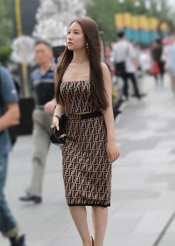  #亮眼#女神潮范儿美搭！街拍：披肩发时尚美女，一字肩裙装搭配好亮眼！