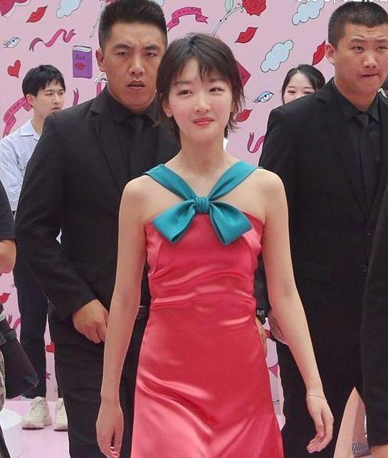 88斤周冬雨穿抹胸连衣裙，当看到她的胸时，网友：果断放弃减肥