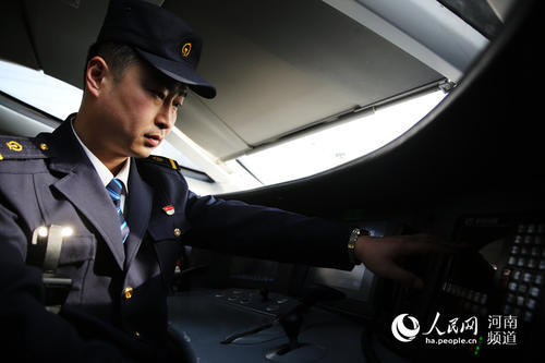 随车机械师：一天往返大半个中国的“高铁医生”