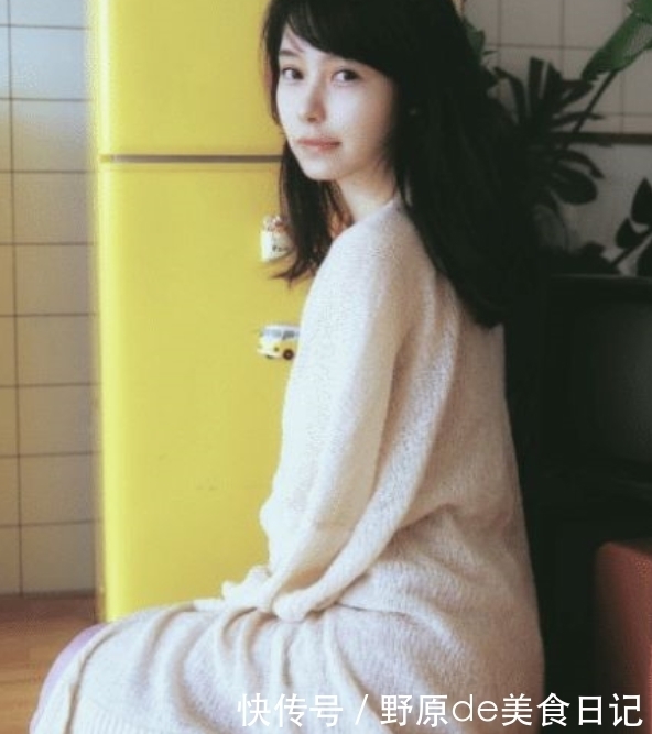 「粉色」美目盼兮的美女,一件粉色背心配白色短裤,时尚性感迷人