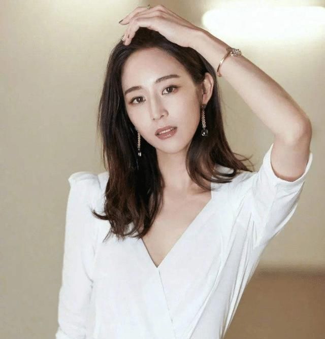  【气质】张钧甯短发造型,搭配西装+长裙,酷到认不出