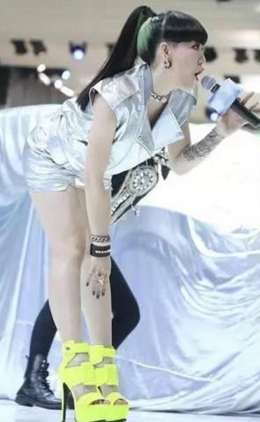 女星的高跟鞋太奇葩：李冰冰脚踩风火轮，baby为了显高太疯狂