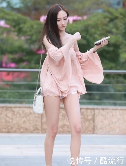  无限：“一字肩女神”清凉时尚的小姐姐，将身材比例无限放大