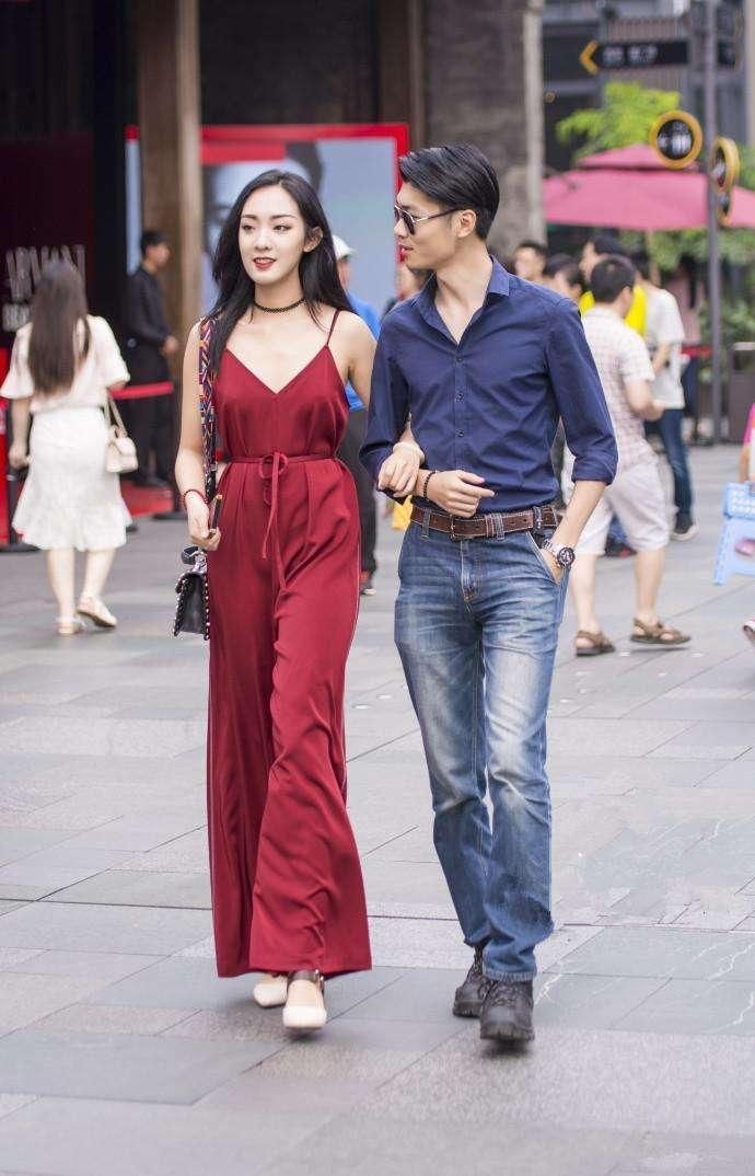 路人街拍:端庄优雅的气质美女，给人一种大气的感觉!