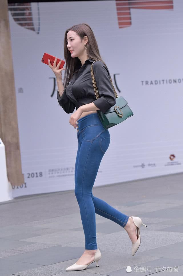  [性感]比起白衬衫，百搭又瘦身的黑衬衫低调很多，搭配牛仔裤一样很性感