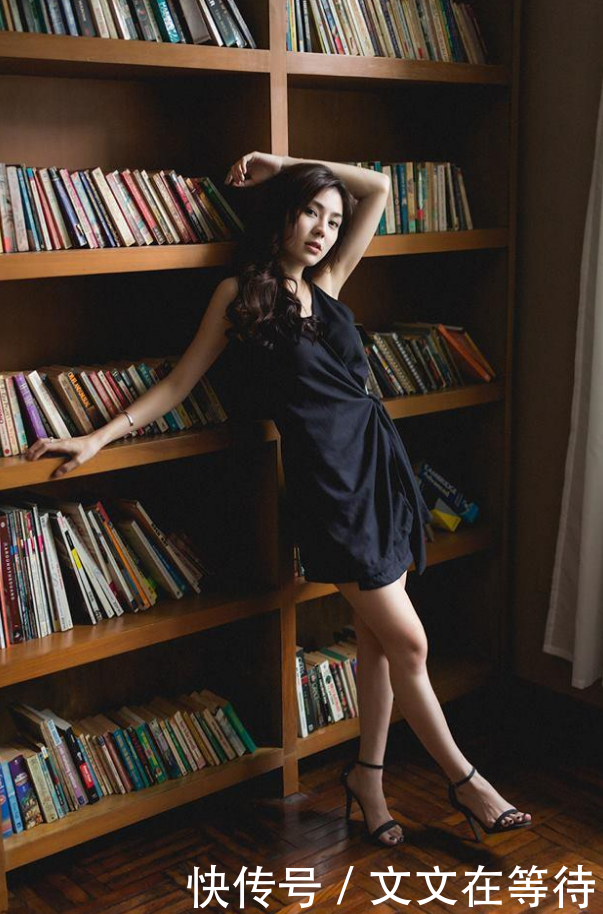 #喜欢看#美女和书选谁呢