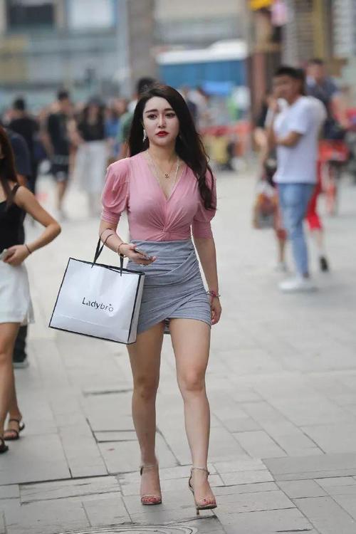 东莞街拍：明艳动人的性感美女，笑起来的样子真好看