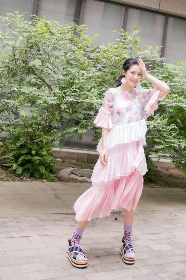 谢娜穿紫色长裙现身，看起来胖了20斤不止，网友：这脸有点肿了！