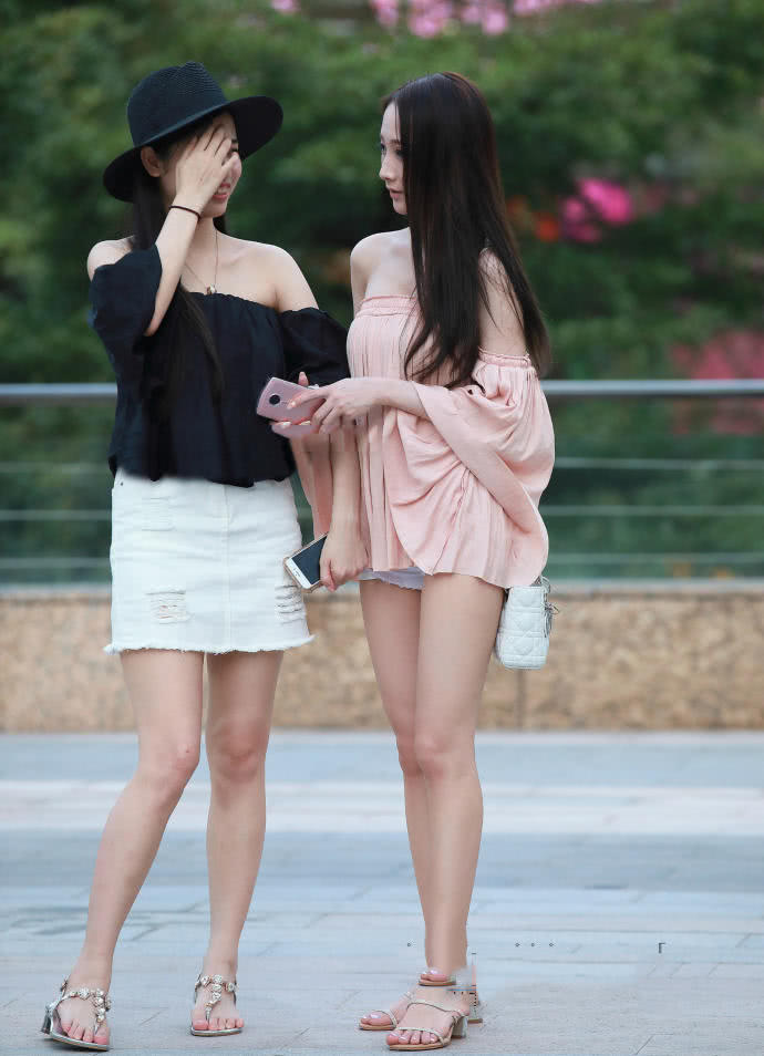 时尚俏丽小姐姐街头大秀美腿。路人:谁输谁赢真的很难分辨出来呀