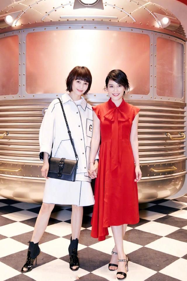 当47岁俞飞鸿再次同框40岁袁泉，网友:终于见识了真正的气质女神