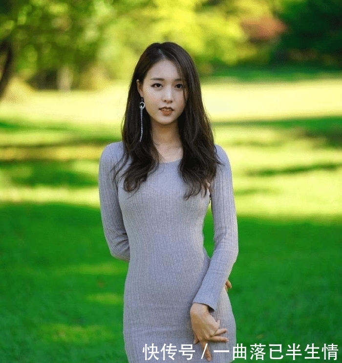  微笑|微胖少女长发及腰，一身紧身短裙尽显好身材，自信的微笑太迷人