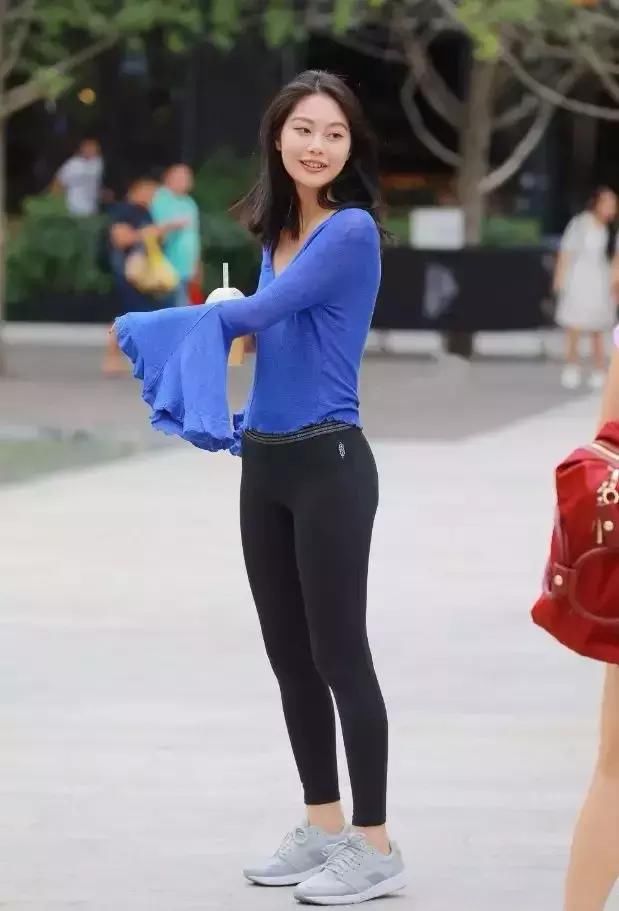 街拍高挑黑色紧身瑜伽裤挺翘浑圆小蛮腰气质甜美女郎