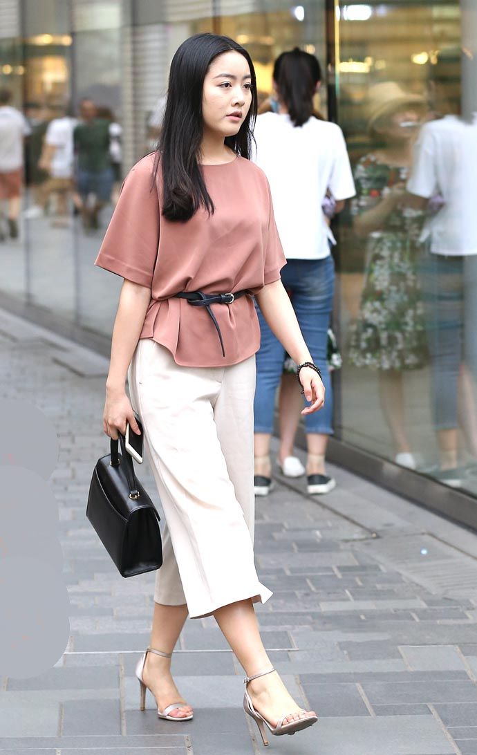 街拍路人:细细高跟鞋配长裙美女，犹如模特风范