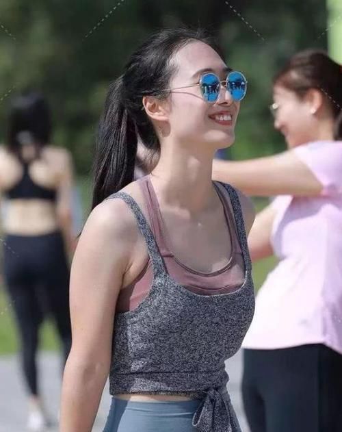  #风采#美女时尚街拍：明眸善睐的美女，一条白色的连衣裙，时尚女神风采