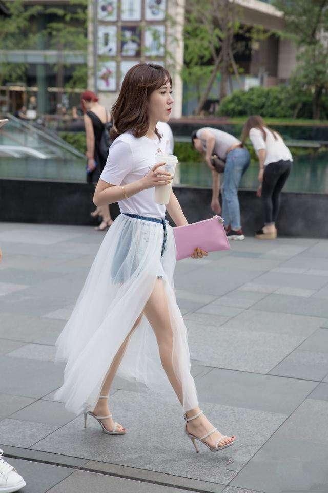 美女小姐姐穿着蕾丝开叉裙,小高跟鞋更加凸显性感!