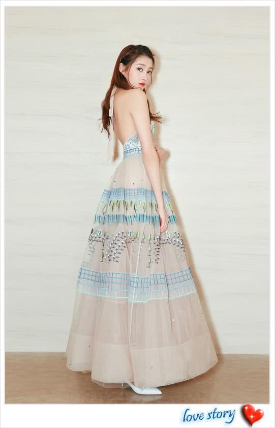 路人镜头下的关晓彤，肤白貌美大长腿，网友：看得我挪不开眼！