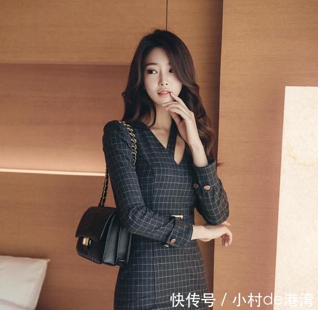 出街游玩选择一件小方格包臀裙，朴正允穿着优雅又有女人味