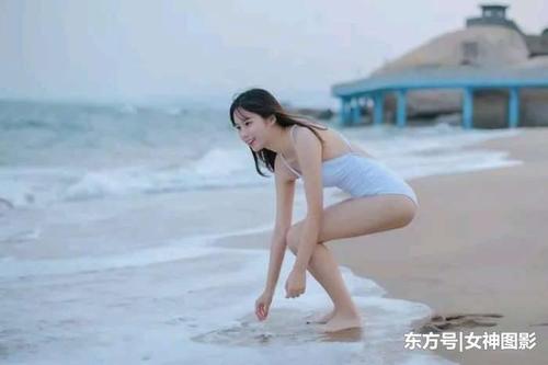 比基尼泳衣小姐姐，肤白貌美，时尚又迷人！