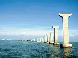  「水里」大海里面全是水，海上公路的桥墩怎么在水里固定施工？