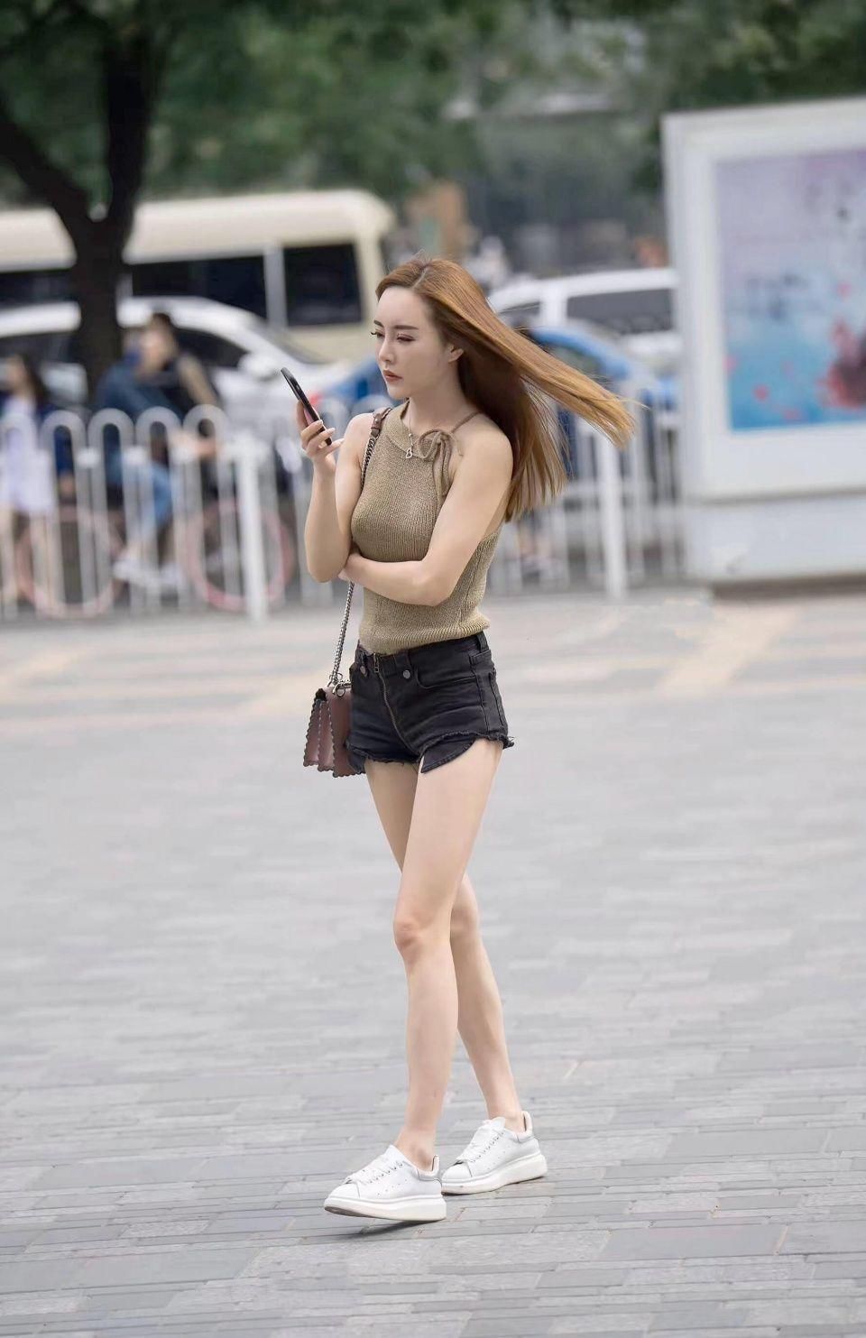 国内街拍 紧身裤美女时髦显瘦 增添女人活力 图4背影就知道是美女