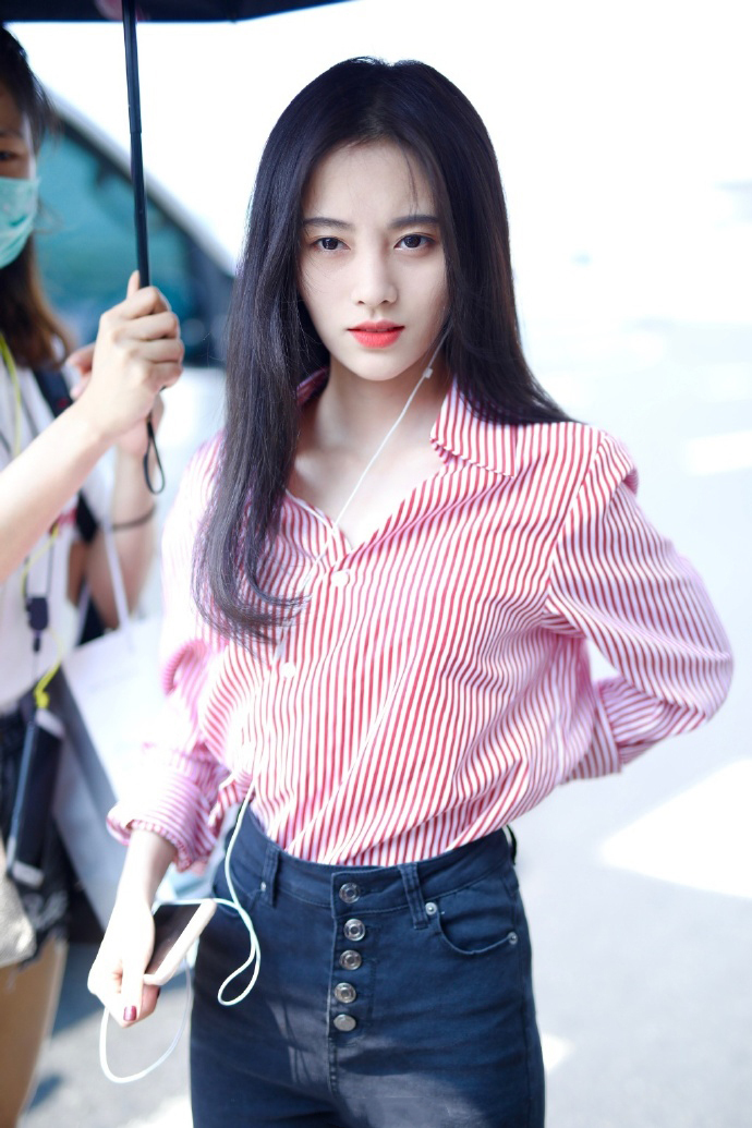 76斤的鞠婧祎穿紧身装，一双美腿像筷子，网友：瘦出名了！