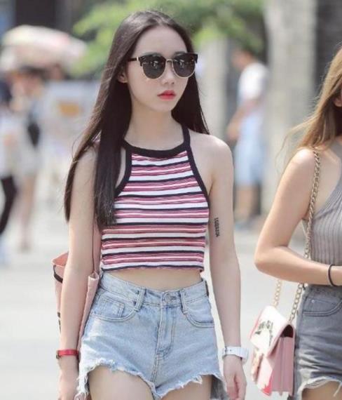  「吊带」街拍：美若天仙的小美女，黑色吊带+紧身短裤，温婉可人