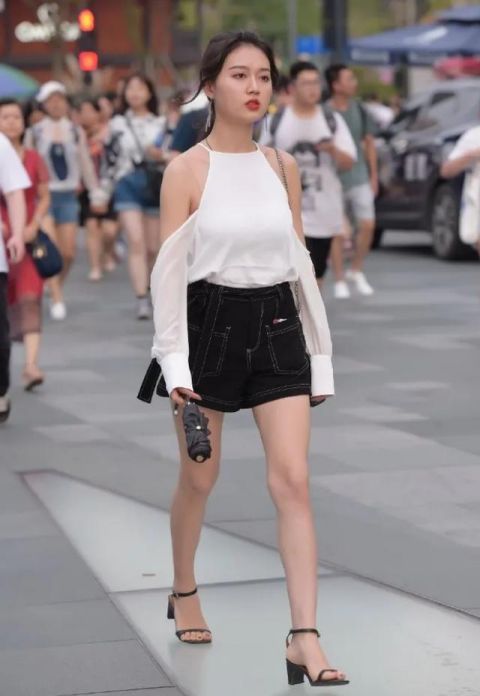 淑女型|淑女型美女,挂脖衬衣配牛仔短裤气质怡人,魅力全开吸足路人目光
