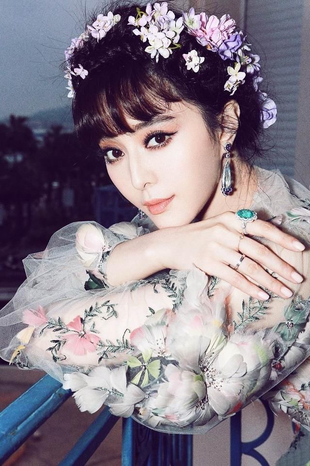 同是娇艳美丽的鲜花美人，郑爽美得优雅高贵，范冰冰输的心服口服