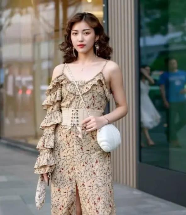  【美女】街拍：沉鱼落雁的美女，一件碎花吊带的连衣裙，时尚优雅大方美丽