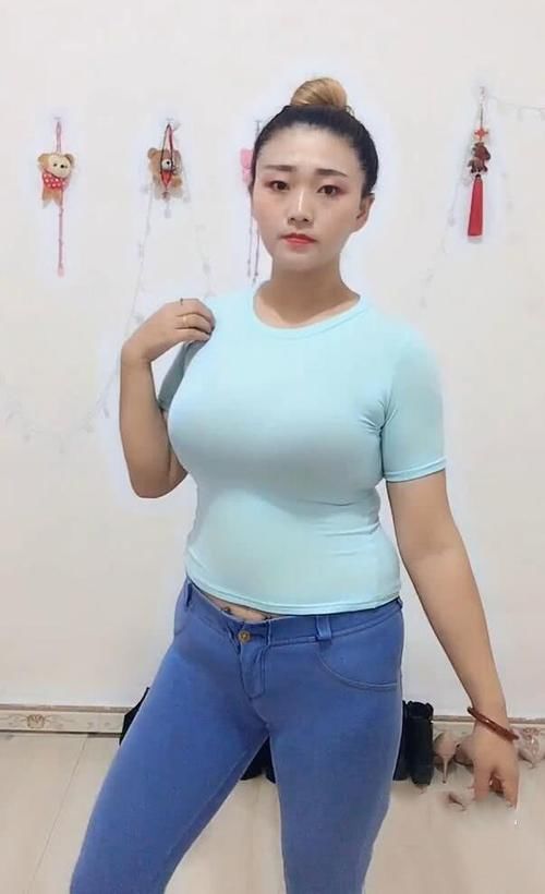  微胖：自然胖的美女，穿上T恤塑身后，网友：“微胖女神”!